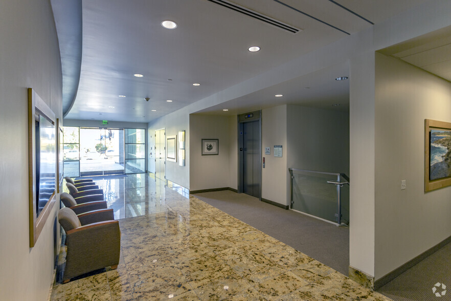 9685 Via Excelencia, San Diego, CA en alquiler - Lobby - Imagen 2 de 10