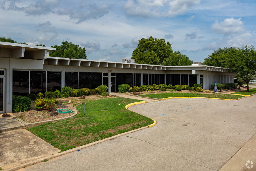 2227 W Lindsey St, Norman, OK en alquiler - Foto del edificio - Imagen 1 de 2