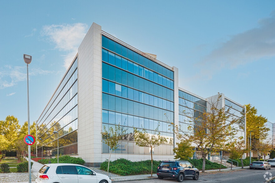 Calle Isla del Hierro, 3, San Sebastián de los Reyes, Madrid en alquiler - Foto del edificio - Imagen 3 de 24