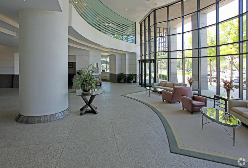 2828 Routh St, Dallas, TX en alquiler - Lobby - Imagen 2 de 5