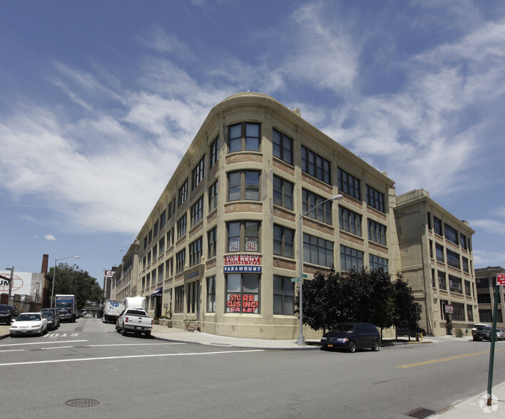 47-61 Pearson Pl, Long Island City, NY en alquiler - Foto del edificio - Imagen 1 de 14