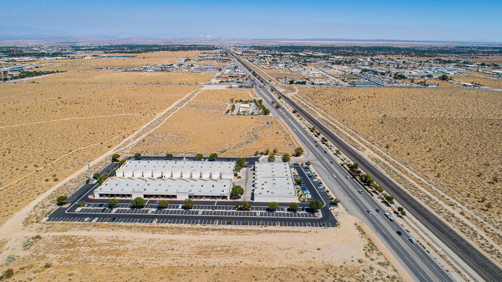 190 Sierra Ct, Palmdale, CA en venta - Foto del edificio - Imagen 2 de 2