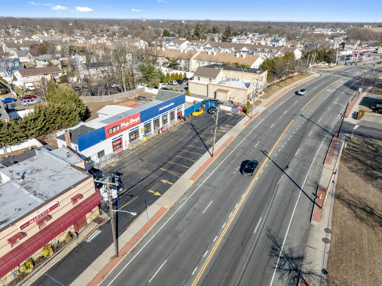 222 E Montauk Hwy, Lindenhurst, NY en venta - Foto del edificio - Imagen 3 de 6