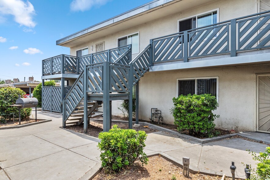 2255-2297 E Shaw Ave, Fresno, CA en venta - Foto del edificio - Imagen 3 de 9