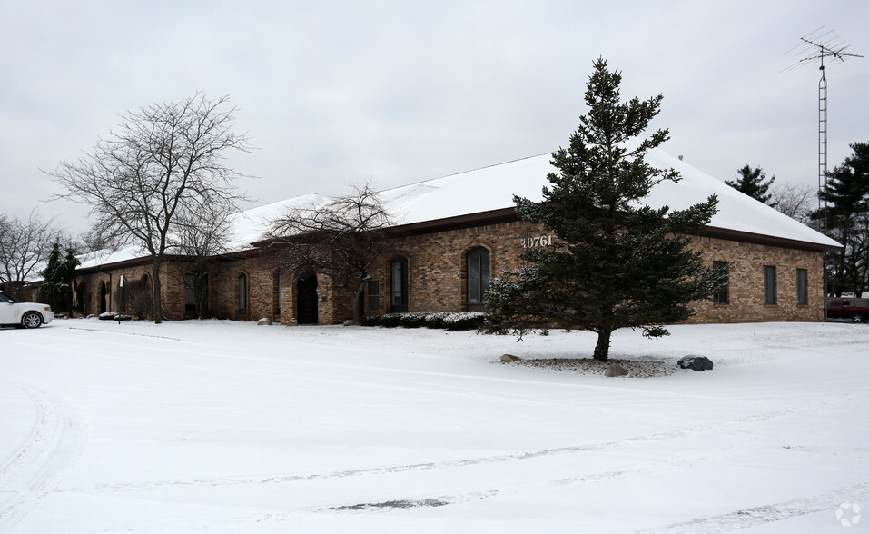 10761 S Saginaw St, Grand Blanc, MI en alquiler - Foto principal - Imagen 1 de 4