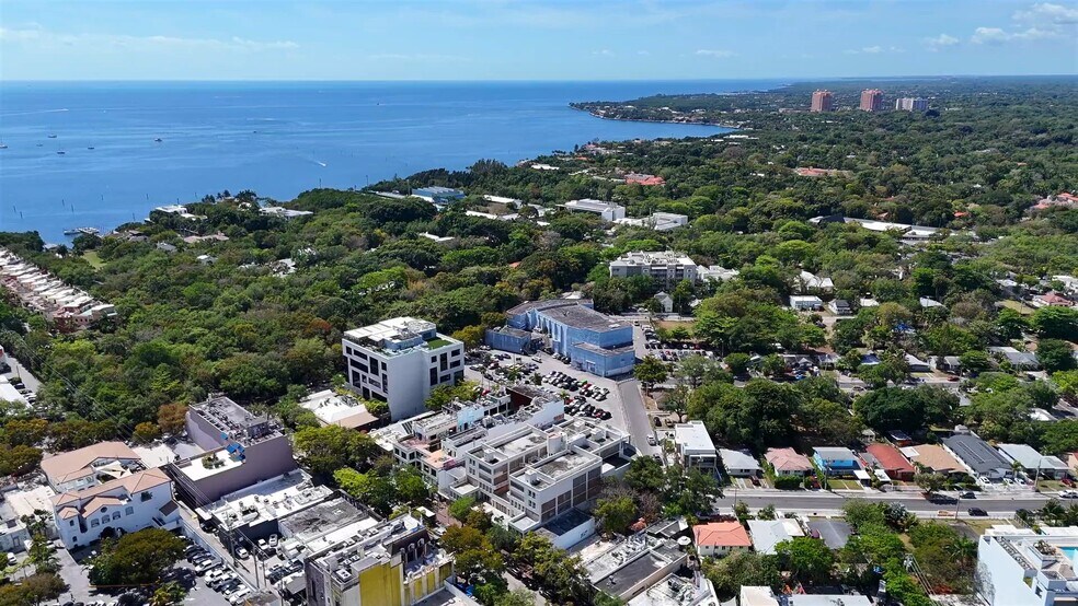 3120-3138 Commodore Plz, Coconut Grove, FL en venta - Vídeo de anuncio comercial - Imagen 2 de 18