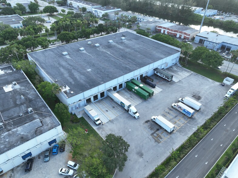 9700 NW 17th St, Miami, FL en alquiler - Foto del edificio - Imagen 3 de 4