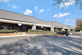 7840 Roswell Rd, Sandy Springs, GA en alquiler Foto del edificio- Imagen 2 de 3