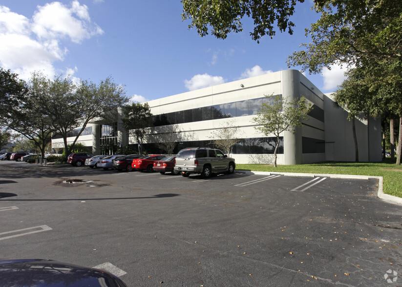 15280 NW 79th Ct, Miami Lakes, FL en alquiler - Foto del edificio - Imagen 2 de 16