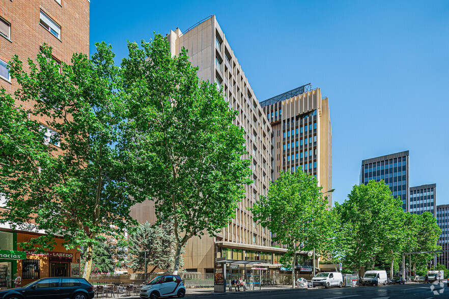 Calle de Agustín de Foxá, 25, Madrid, Madrid en alquiler - Foto del edificio - Imagen 2 de 2