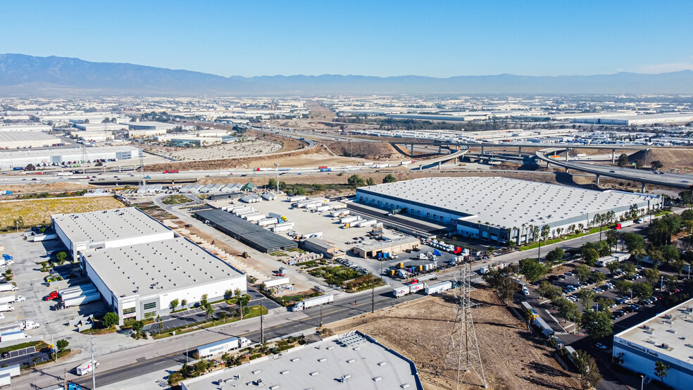 12451 Riverside Dr, Eastvale, CA en alquiler - Foto del edificio - Imagen 2 de 10