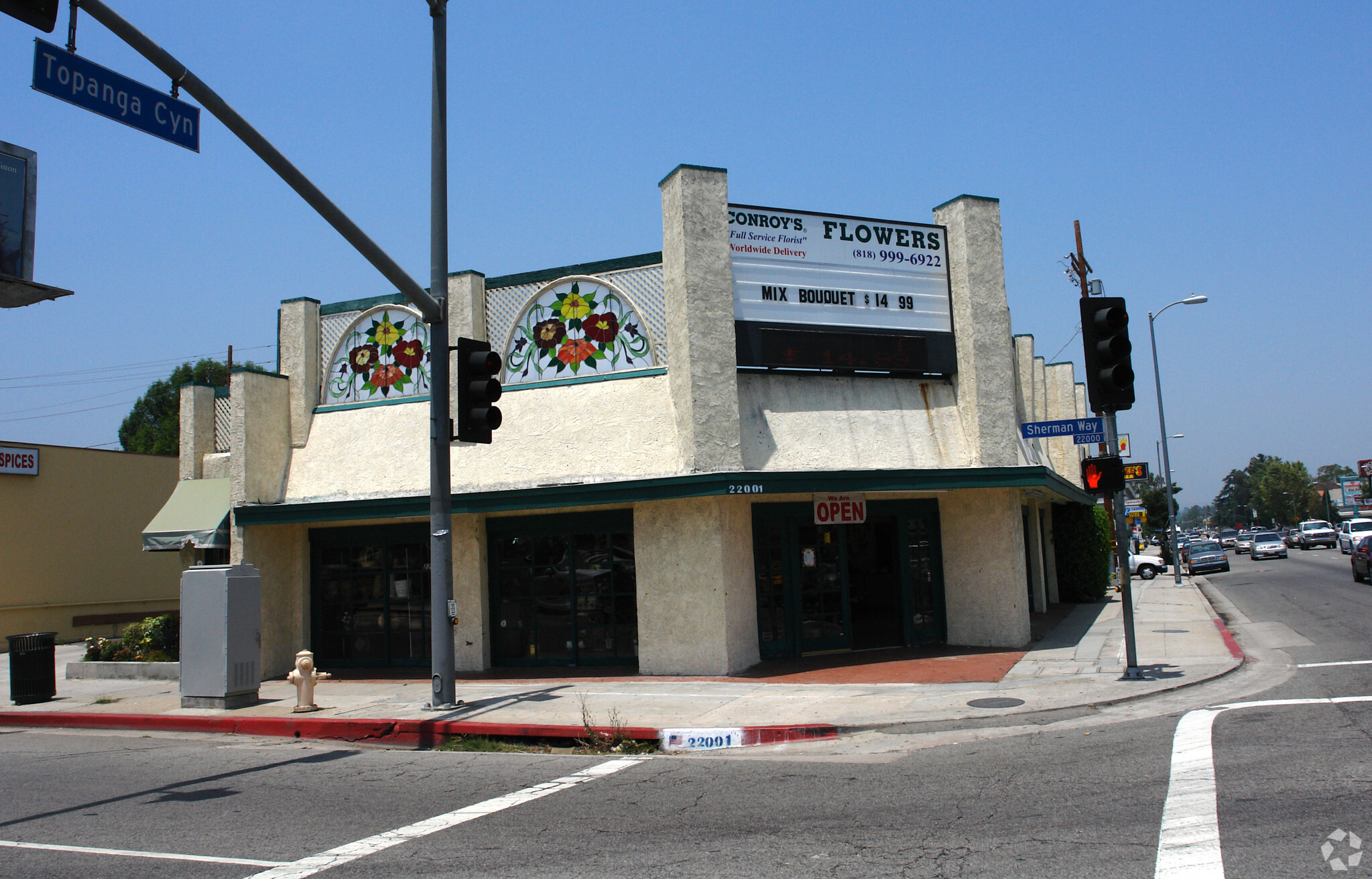 22001 Sherman Way, Canoga Park, CA en alquiler Foto del edificio- Imagen 1 de 10