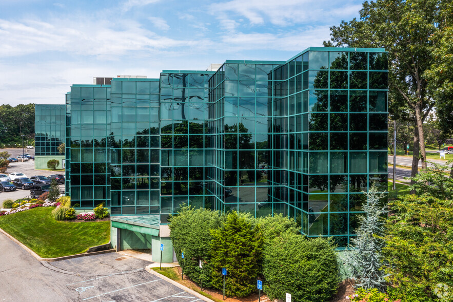 1300 Veterans Memorial Hwy, Hauppauge, NY en alquiler - Foto del edificio - Imagen 2 de 4