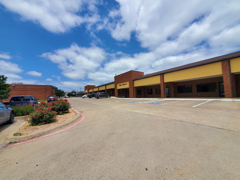 712 N Hampton Rd, DeSoto, TX en alquiler - Foto del edificio - Imagen 1 de 8