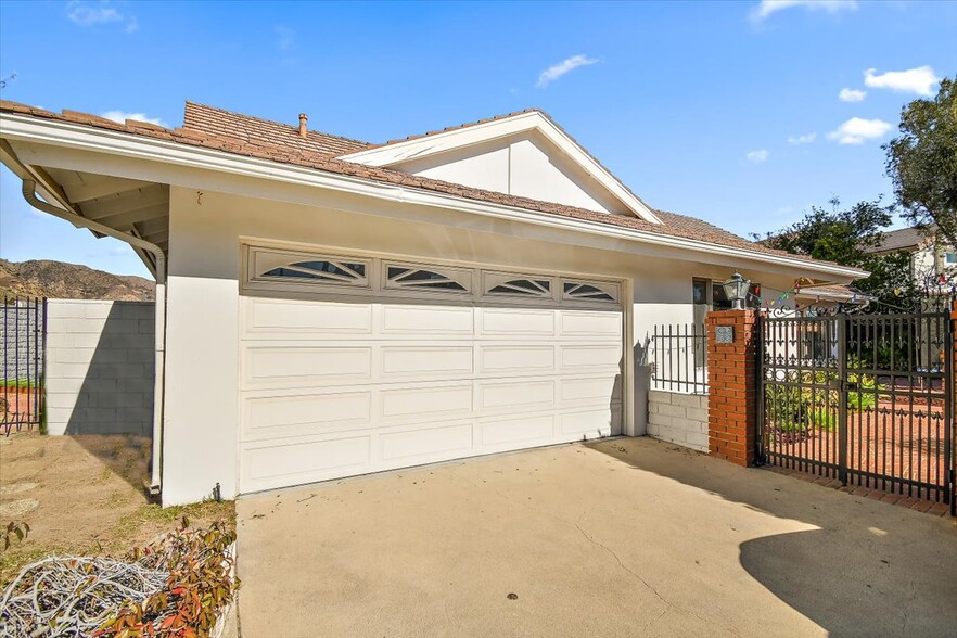 12036 Darby Ave, Porter Ranch, CA en venta - Foto del edificio - Imagen 2 de 34