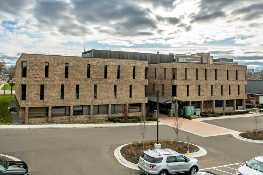 1000 W University Dr, Rochester, MI en alquiler - Foto del edificio - Imagen 3 de 10