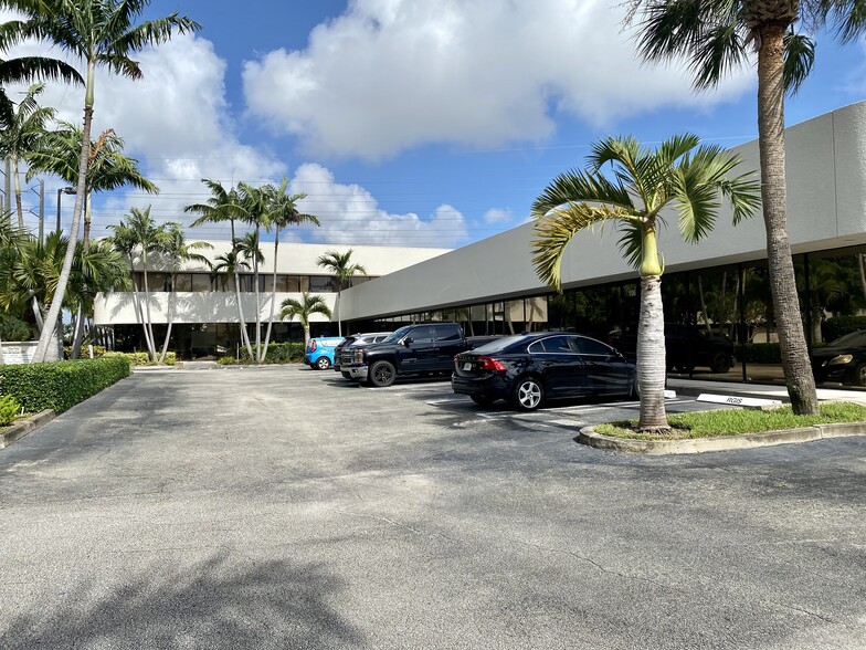 5840 Corporate Way, West Palm Beach, FL en alquiler - Foto del edificio - Imagen 3 de 13