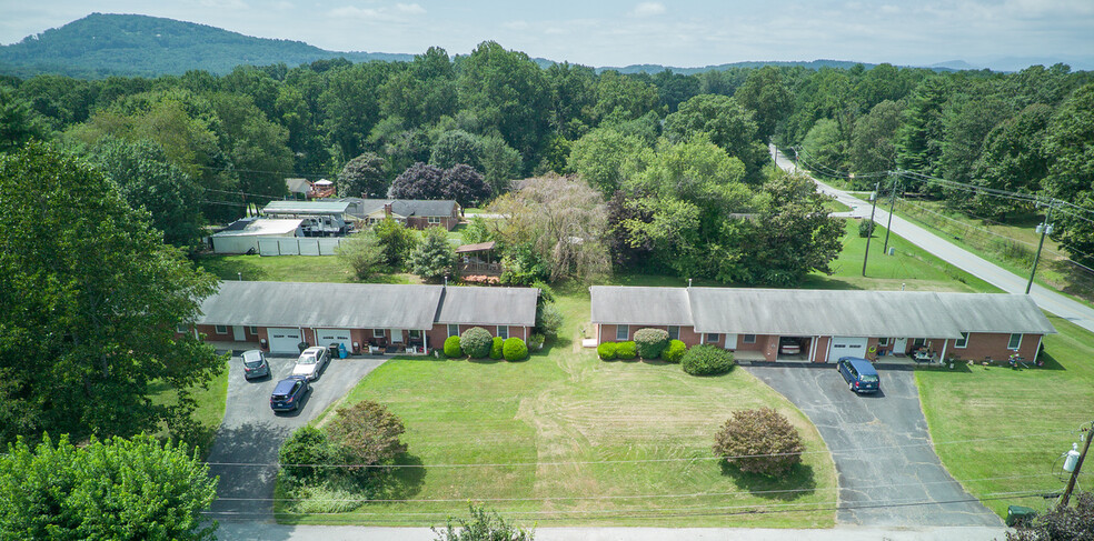 50 Brookside Dr, Hendersonville, NC en venta - Foto principal - Imagen 1 de 14