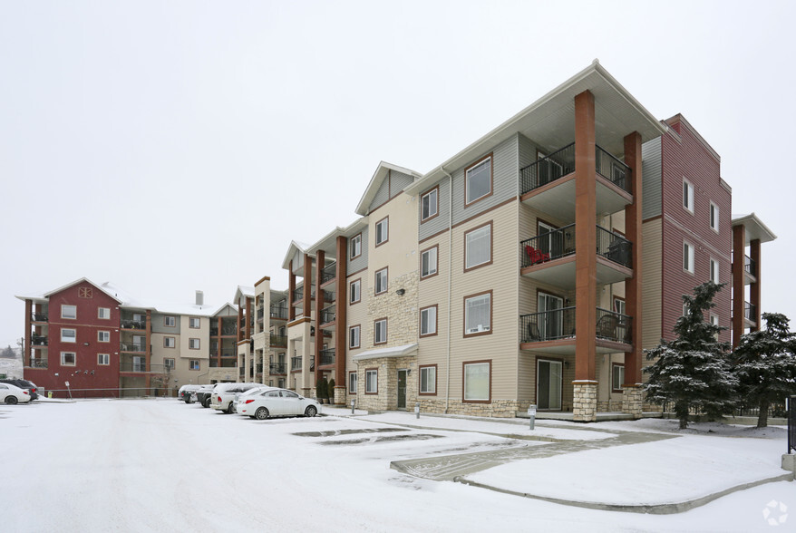 505 Railway St W, Cochrane, AB en venta - Foto del edificio - Imagen 2 de 11