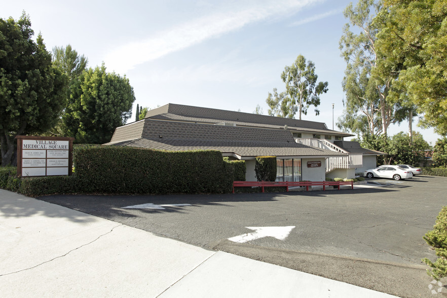 23525 Golden Springs Dr, Diamond Bar, CA en alquiler - Foto del edificio - Imagen 1 de 14