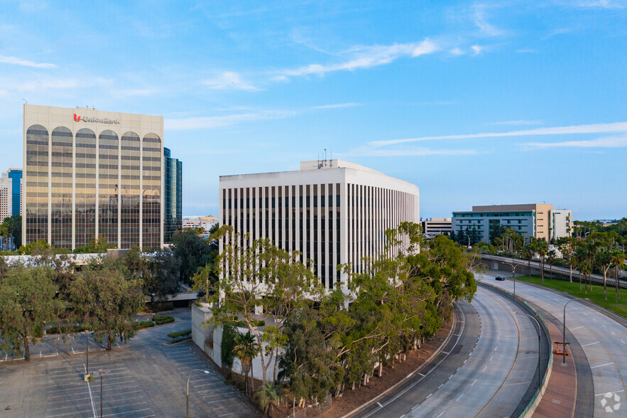 11 Golden Shore St, Long Beach, CA en venta - Foto del edificio - Imagen 3 de 11