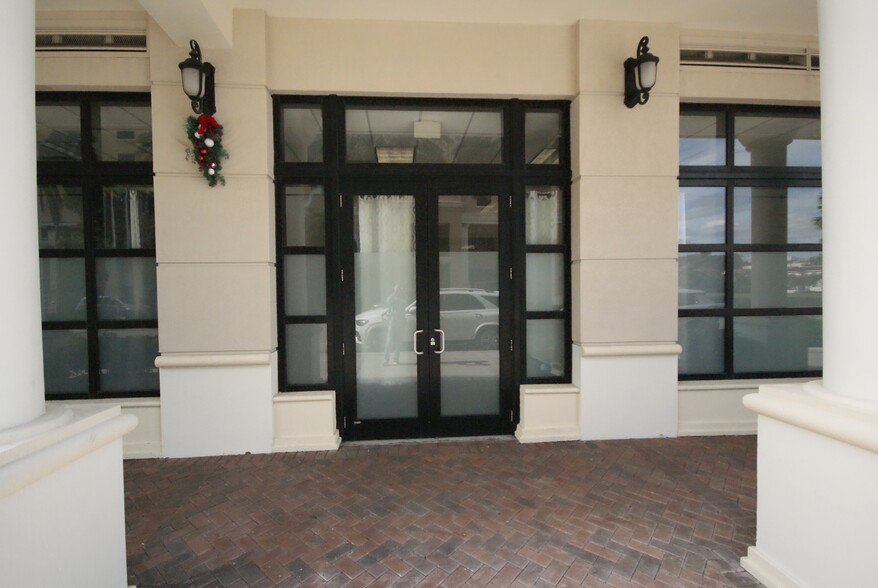 1600 Ponce De Leon Blvd, Coral Gables, FL en alquiler - Foto del edificio - Imagen 3 de 8