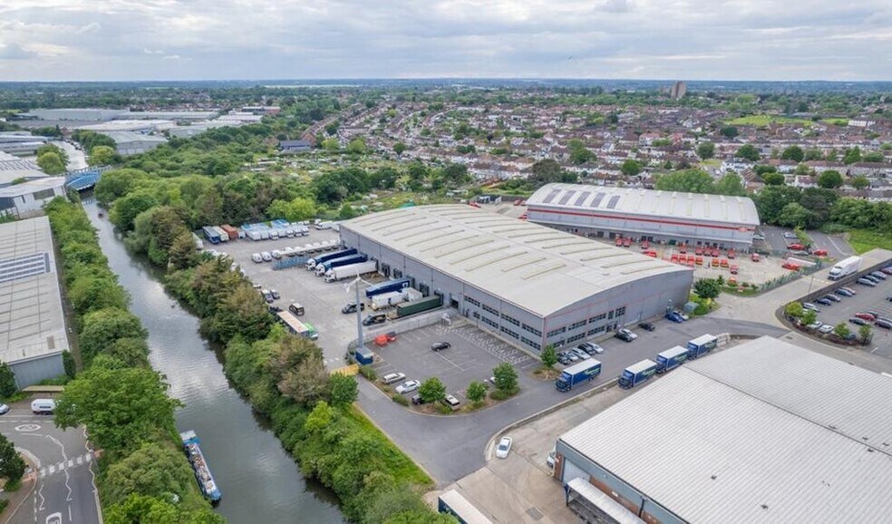 Auriol Dr, Greenford en alquiler - Foto del edificio - Imagen 3 de 24