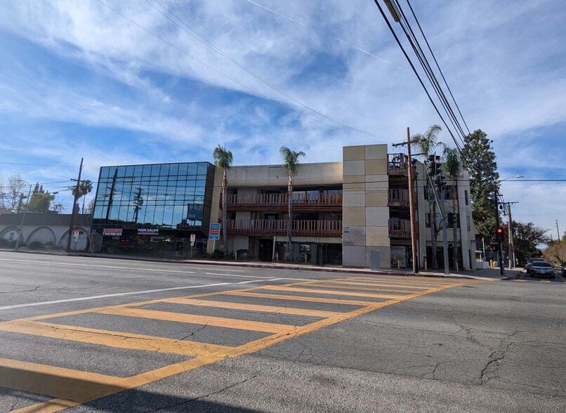 6047 Tampa Ave, Tarzana, CA en alquiler - Foto del edificio - Imagen 1 de 19