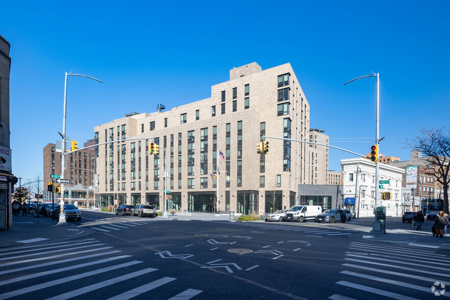 1725 Village Ln, Far Rockaway, NY en alquiler - Foto del edificio - Imagen 2 de 5