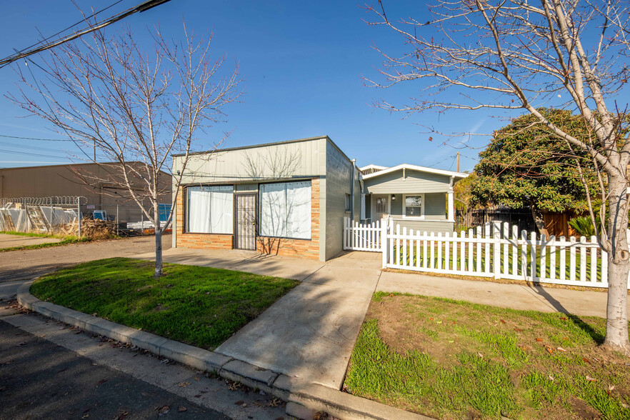 115 E Walnut St, Lodi, CA en venta - Foto del edificio - Imagen 2 de 55