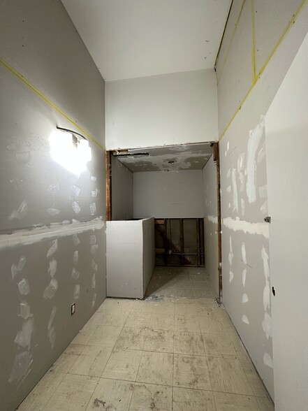 1041-1043 Pine Ave, Long Beach, CA en alquiler - Foto del interior - Imagen 3 de 11