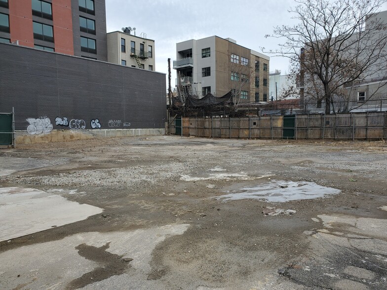 67 Meserole St, Brooklyn, NY en alquiler - Foto del edificio - Imagen 3 de 6