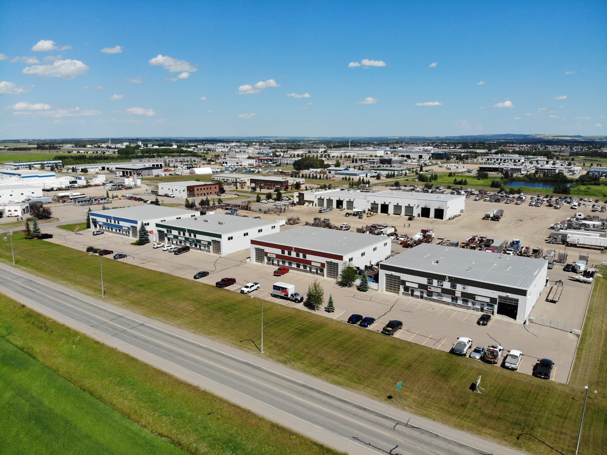 37 Burnt Basin St, Red Deer County, AB en alquiler Foto del edificio- Imagen 1 de 4