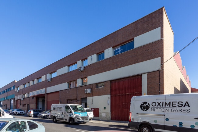 Más detalles de Calle de Torre de Don Miguel, 33, Madrid - Nave en alquiler