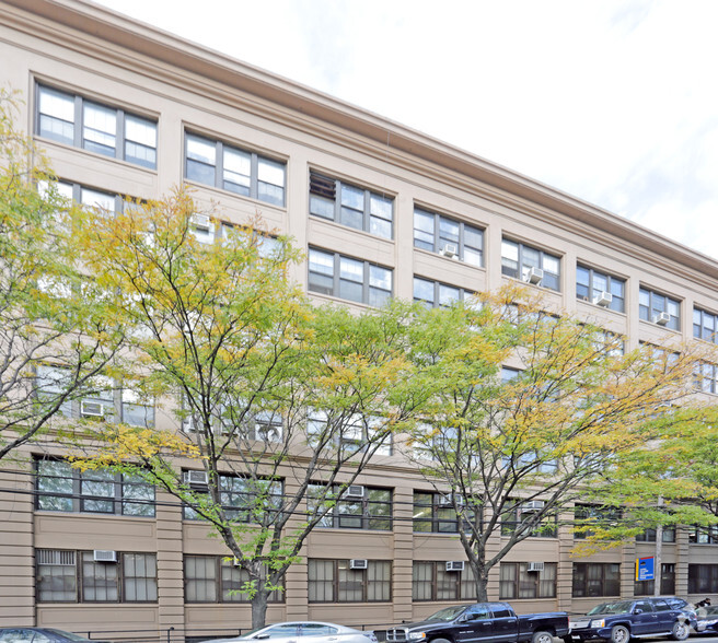 44-02 11th St, Long Island City, NY en alquiler - Foto del edificio - Imagen 2 de 10