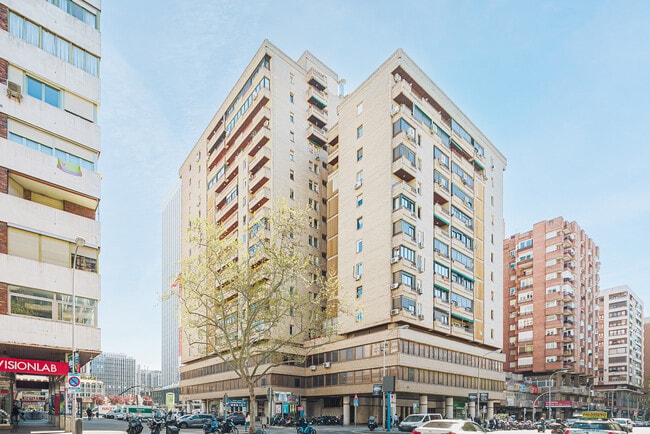 Más detalles de Zona Cuatro Caminos – Local en venta, Madrid
