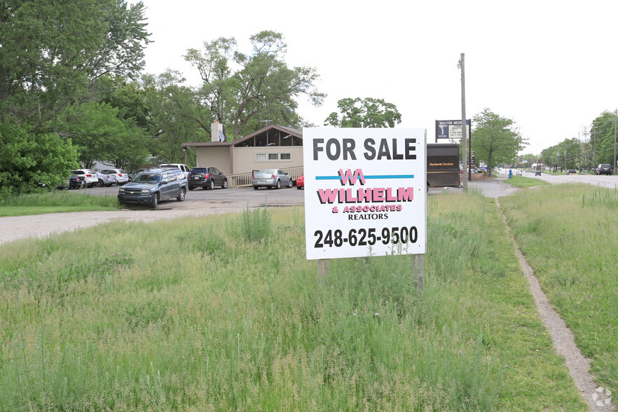 Walton Blvd, Waterford, MI en venta - Foto del edificio - Imagen 2 de 2