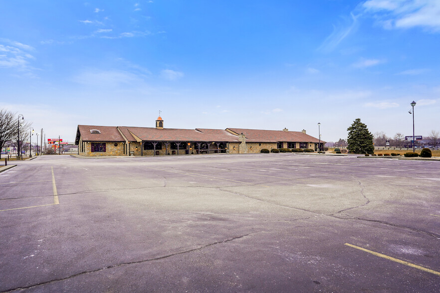 555 S Indiana St, Mooresville, IN en venta - Foto del edificio - Imagen 3 de 56