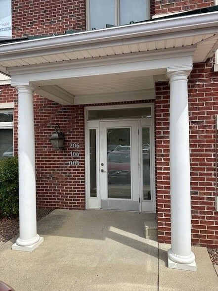 2527 Nelson Miller Pky, Louisville, KY en venta - Foto del edificio - Imagen 3 de 10