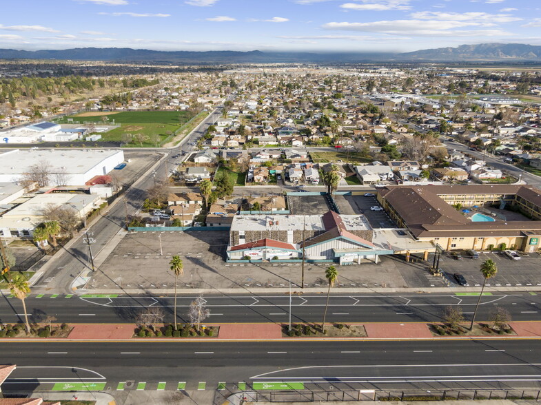 276 Union Ave, Bakersfield, CA en venta - Vista aérea - Imagen 1 de 73