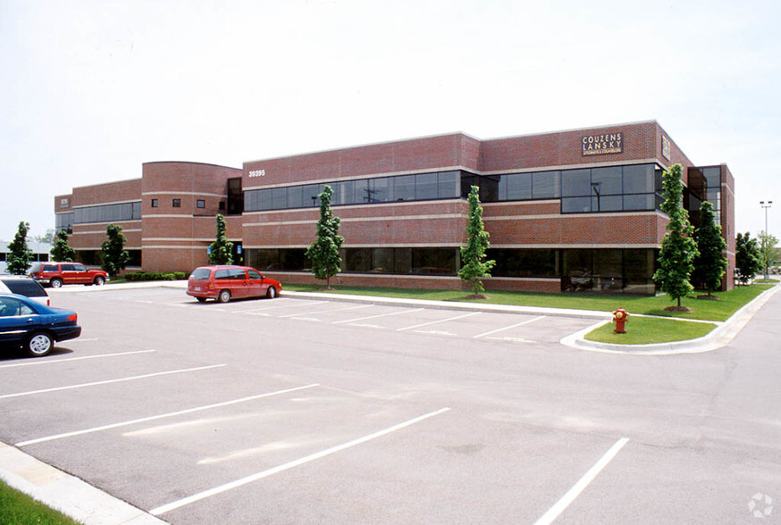 39395 W 12 Mile Rd, Farmington Hills, MI en alquiler - Foto del edificio - Imagen 2 de 5