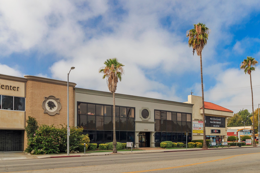 22148 Sherman Way, Canoga Park, CA en alquiler - Foto del edificio - Imagen 2 de 10