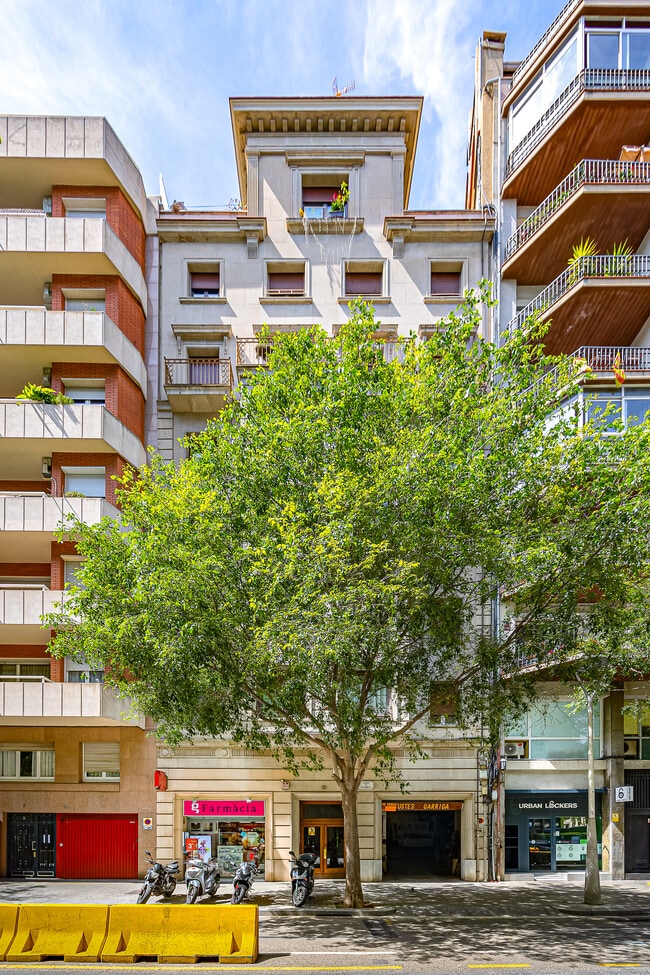 Más detalles de Carrer de Llançà, 11, Barcelona - Edificio residencial​ en venta