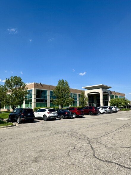 75 Barclay Cir, Rochester Hills, MI en venta - Foto del edificio - Imagen 3 de 18