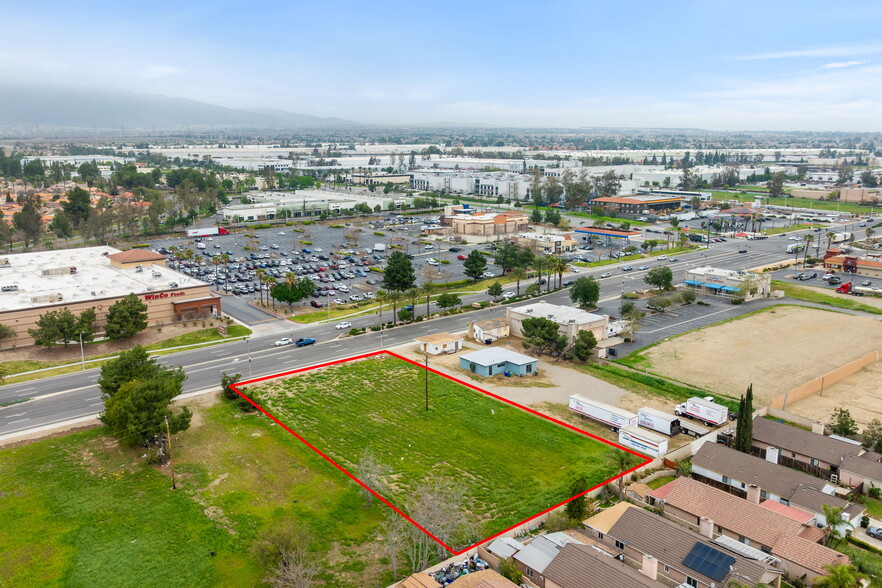 14389 Foothill Blvd, Fontana, CA en venta - Foto del edificio - Imagen 3 de 13