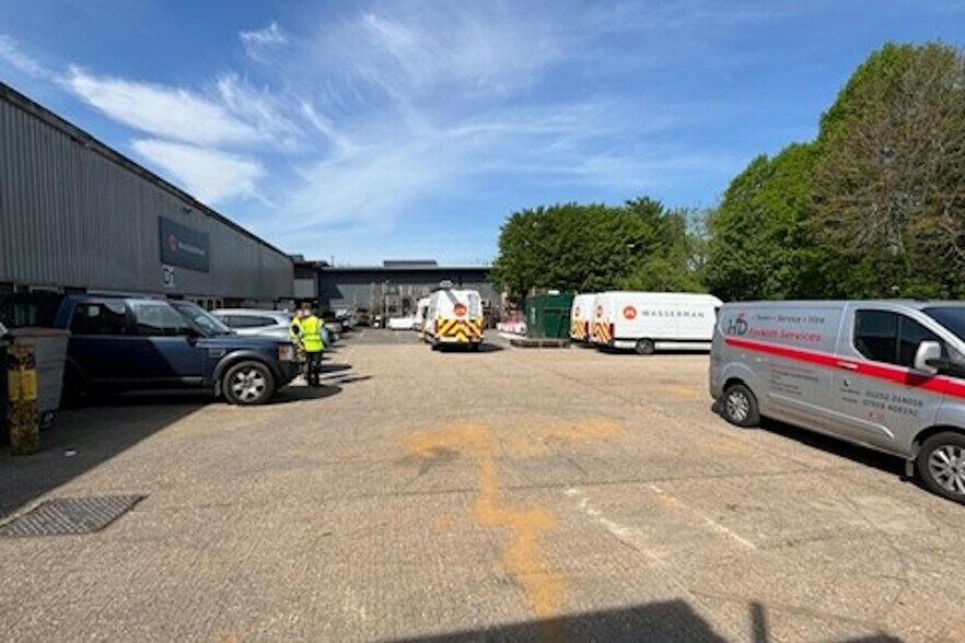 Grafton Way, Basingstoke en alquiler - Foto del edificio - Imagen 3 de 4