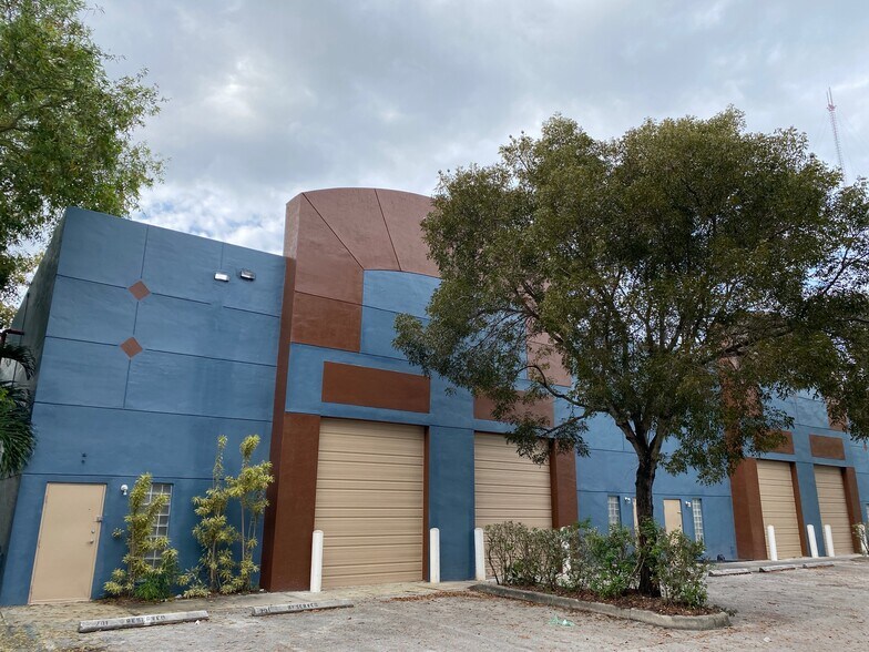 20200 NW 2nd Ave, Miami, FL en venta - Foto del edificio - Imagen 1 de 9