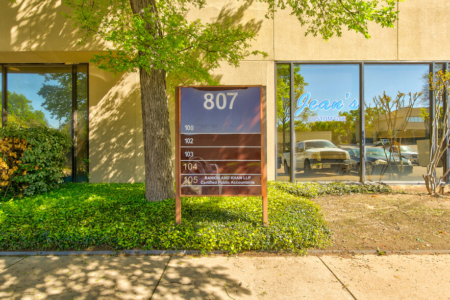 807 Forest Ridge Dr, Bedford, TX en alquiler - Foto del edificio - Imagen 3 de 7