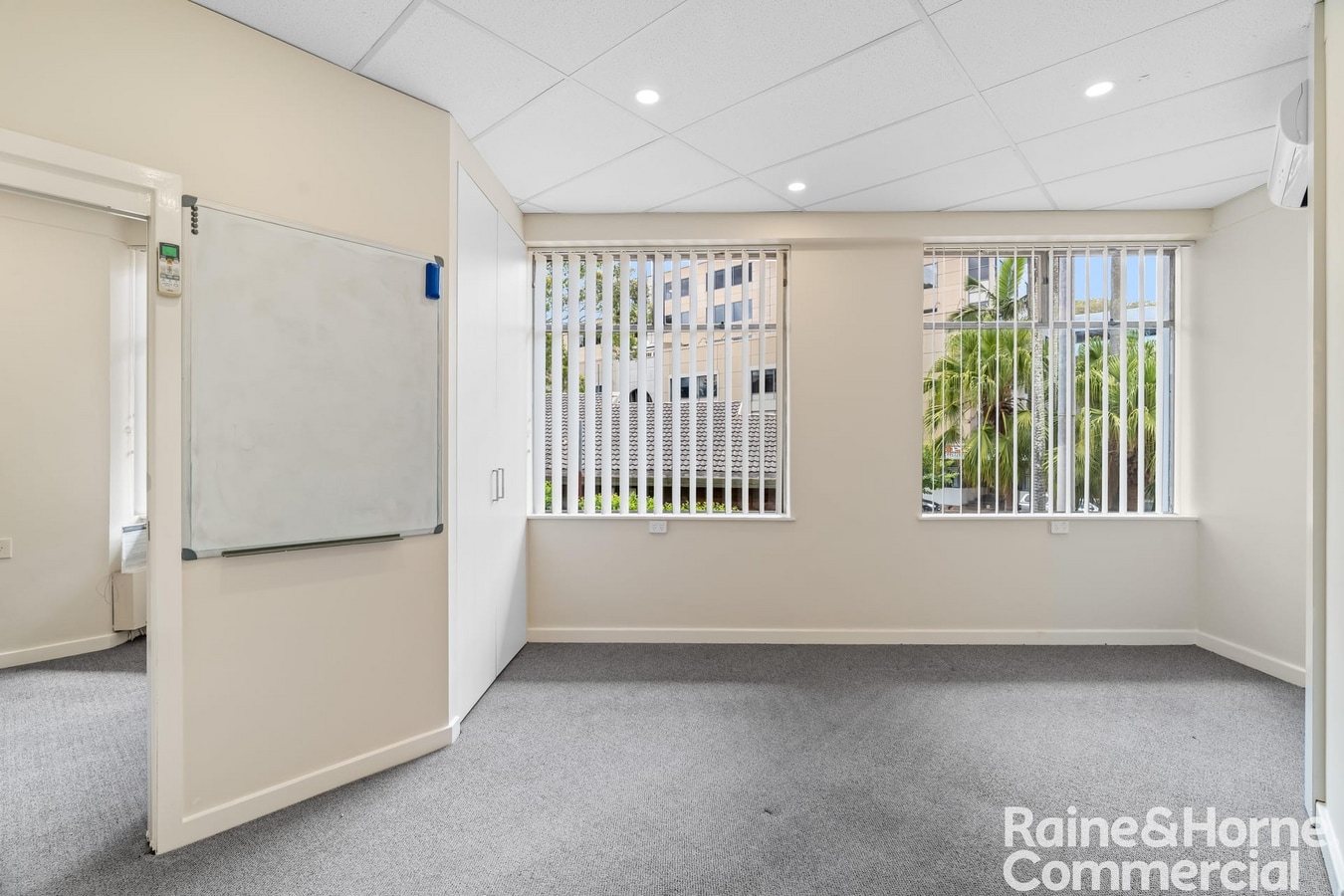 6 Burns Cres, Gosford, NSW 2250 - Unidad 3 -  - Foto del interior - Image 2 of 11