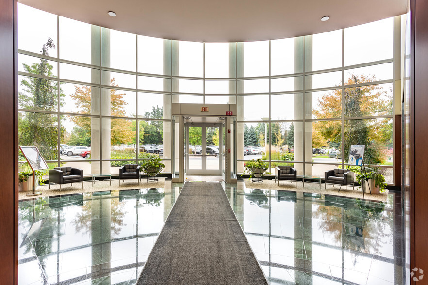 27555 Executive Dr, Farmington Hills, MI en alquiler - Lobby - Imagen 3 de 8